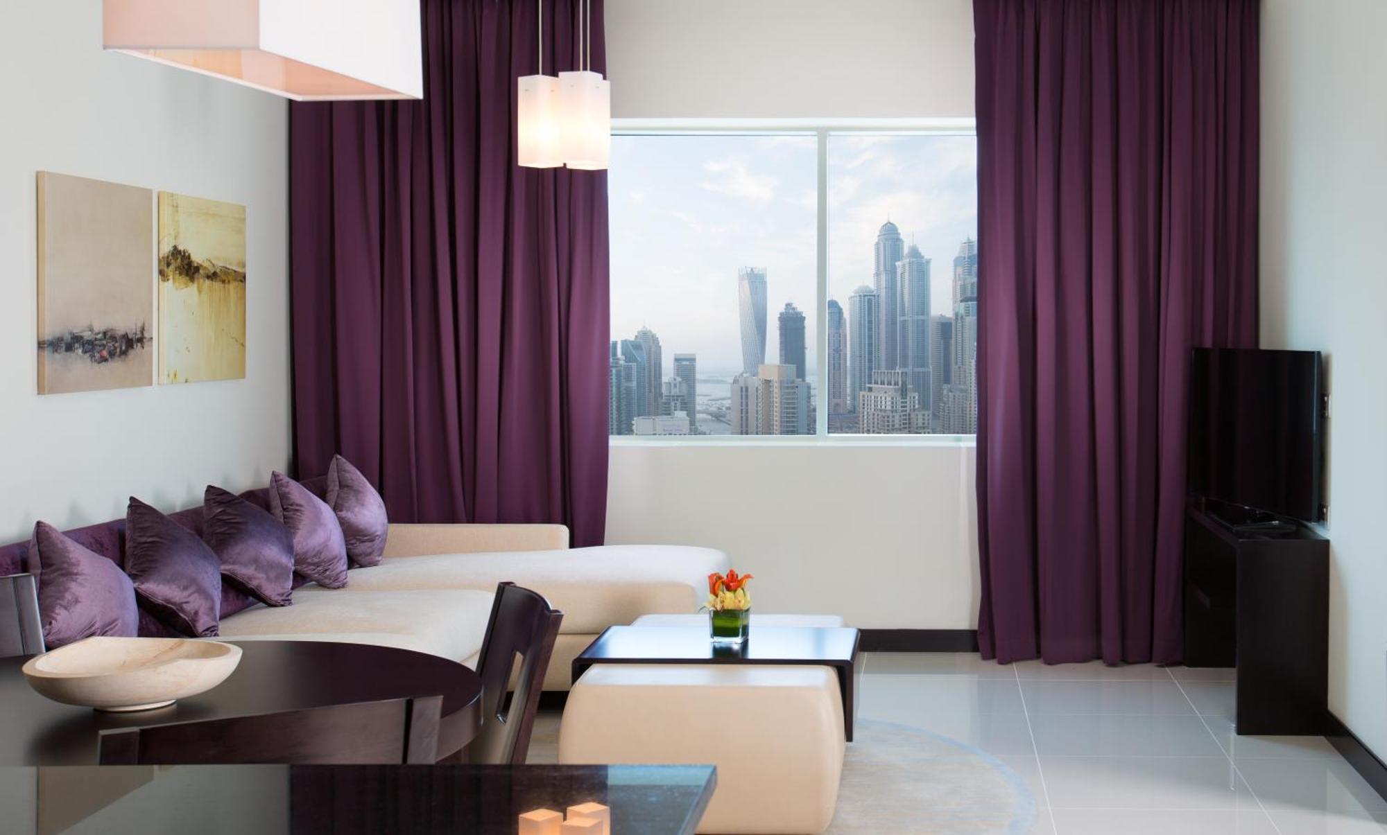 迪拜朱美拉湖塔楼普尔曼酒店 客房 照片 A living room with curtains