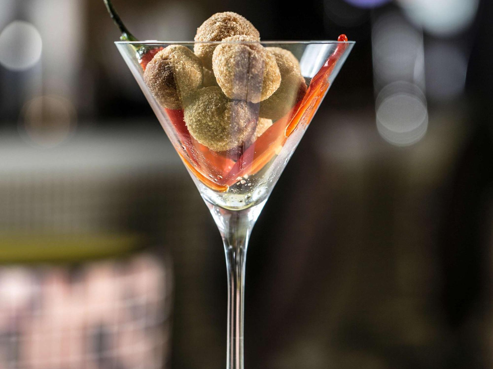 迪拜朱美拉湖塔楼普尔曼酒店 外观 照片 A dry martini with olives