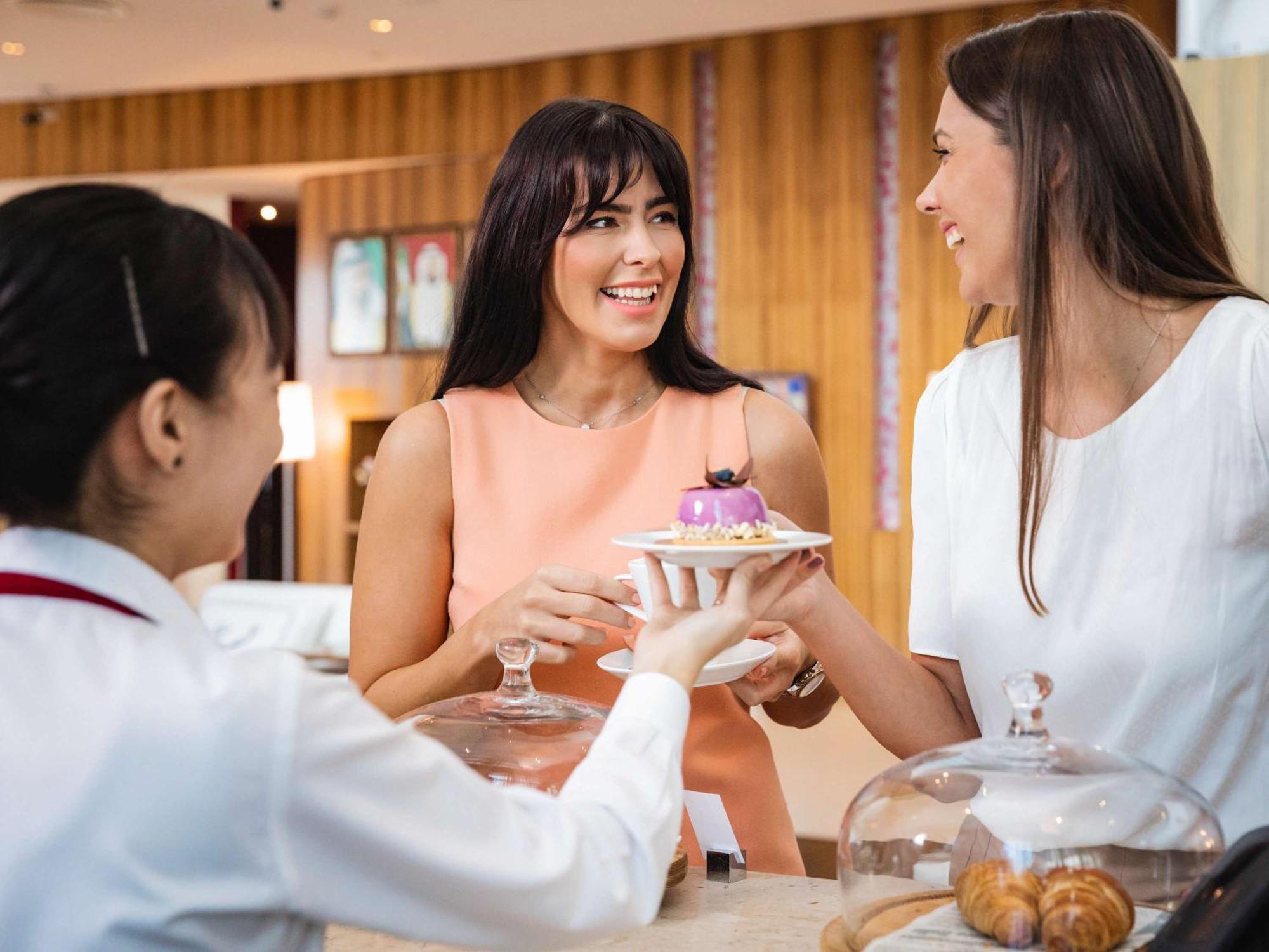 迪拜朱美拉湖塔楼普尔曼酒店 外观 照片 A guest being served at the lounge