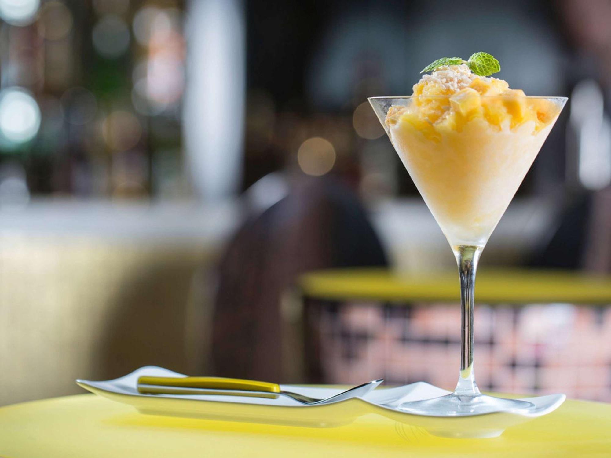 迪拜朱美拉湖塔楼普尔曼酒店 外观 照片 A mango lassi