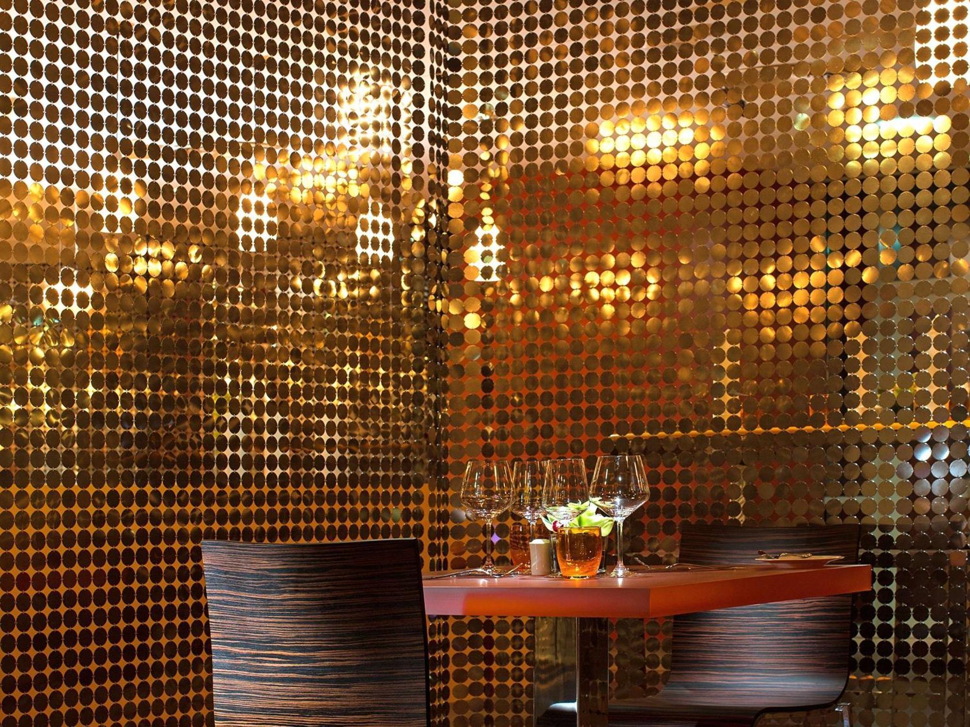 迪拜朱美拉湖塔楼普尔曼酒店 外观 照片 The interior of the nightclub