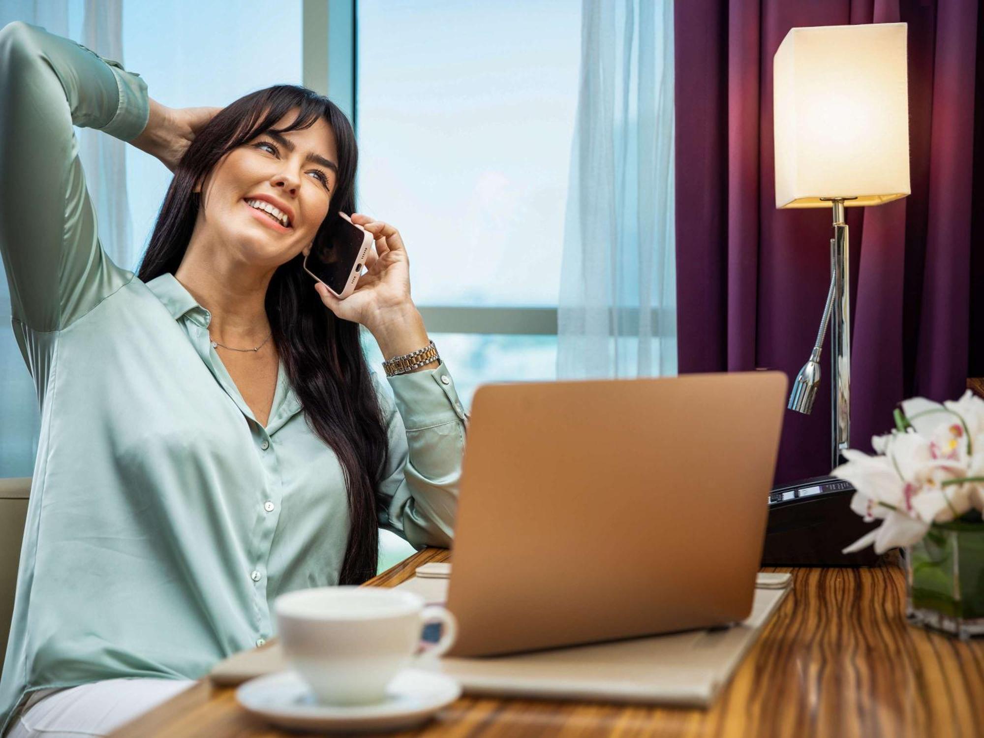 迪拜朱美拉湖塔楼普尔曼酒店 外观 照片 A woman working from home